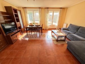 Chalet con jardín y terraza al lado de Valorio