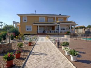 Chalet con 2.000m2 de parcela y piscina en Roales