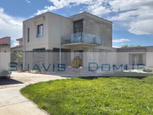 Chalet individual en Roales en parcela de 1.000m2 con piscina